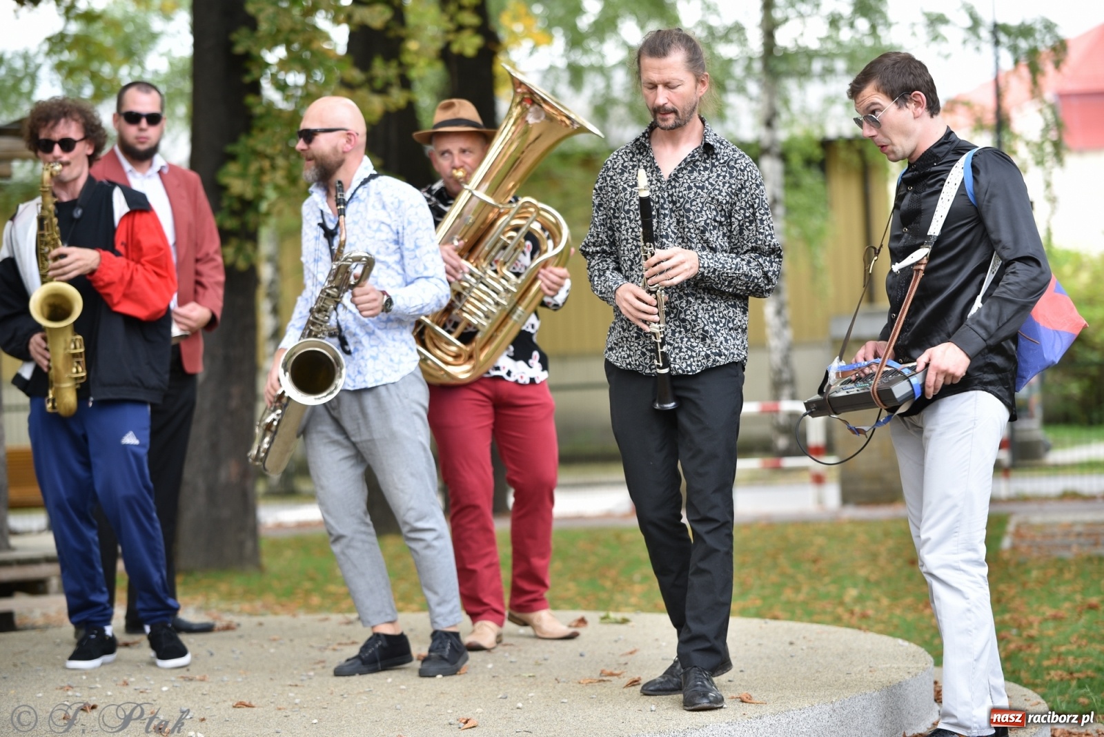 Zdjęcie w galerii na portalu naszraciborz.pl: Racibórz. Akcja artystyczna nieoczywista i Fanfara Awantura wiadomości z regionu
