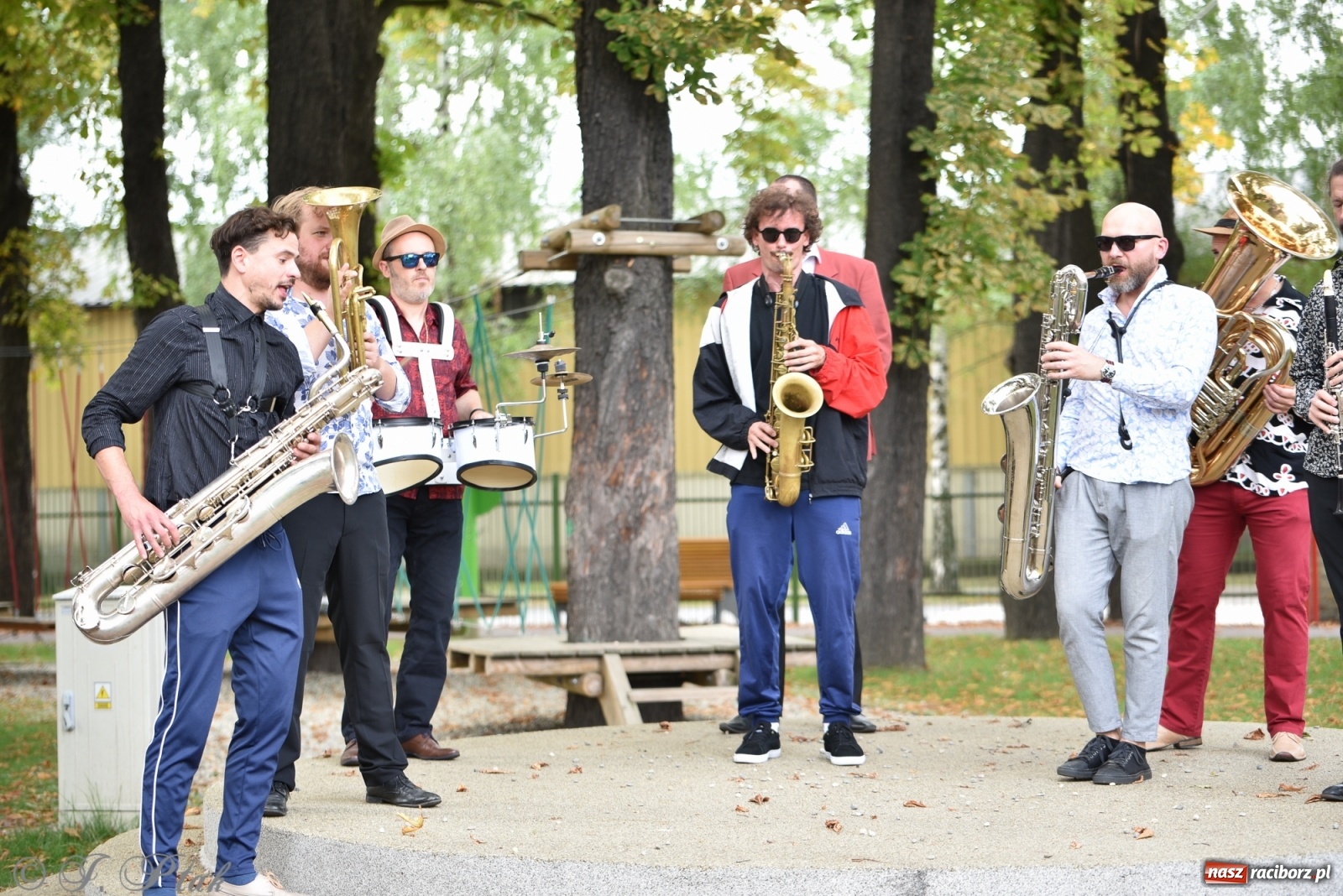 Zdjęcie w galerii na portalu naszraciborz.pl: Racibórz. Akcja artystyczna nieoczywista i Fanfara Awantura wiadomości z regionu