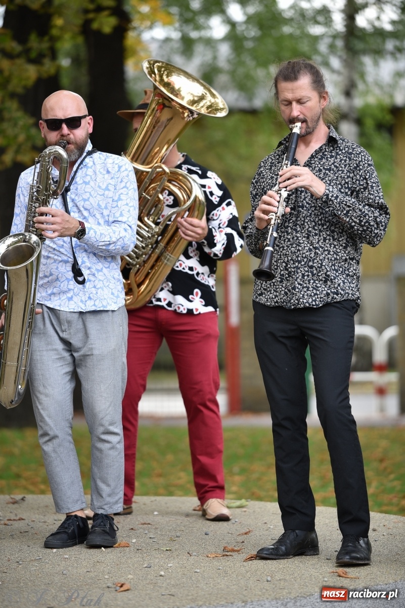 Zdjęcie w galerii na portalu naszraciborz.pl: Racibórz. Akcja artystyczna nieoczywista i Fanfara Awantura wiadomości z regionu