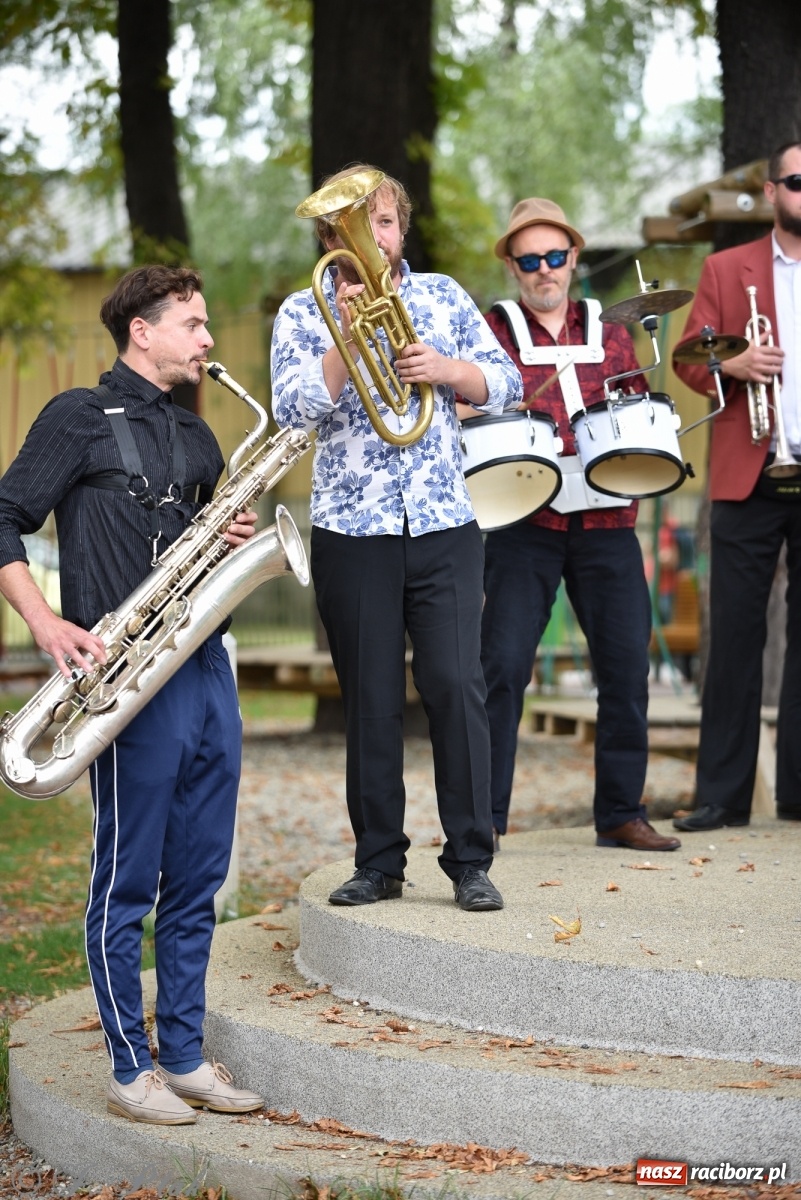 Zdjęcie w galerii na portalu naszraciborz.pl: Racibórz. Akcja artystyczna nieoczywista i Fanfara Awantura wiadomości z regionu