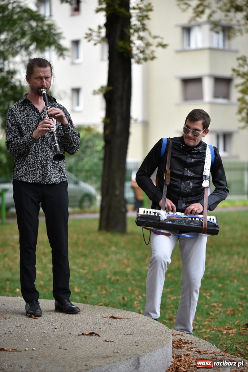 Zdjęcie w galerii na portalu naszraciborz.pl: Racibórz. Akcja artystyczna nieoczywista i Fanfara Awantura wiadomości z regionu