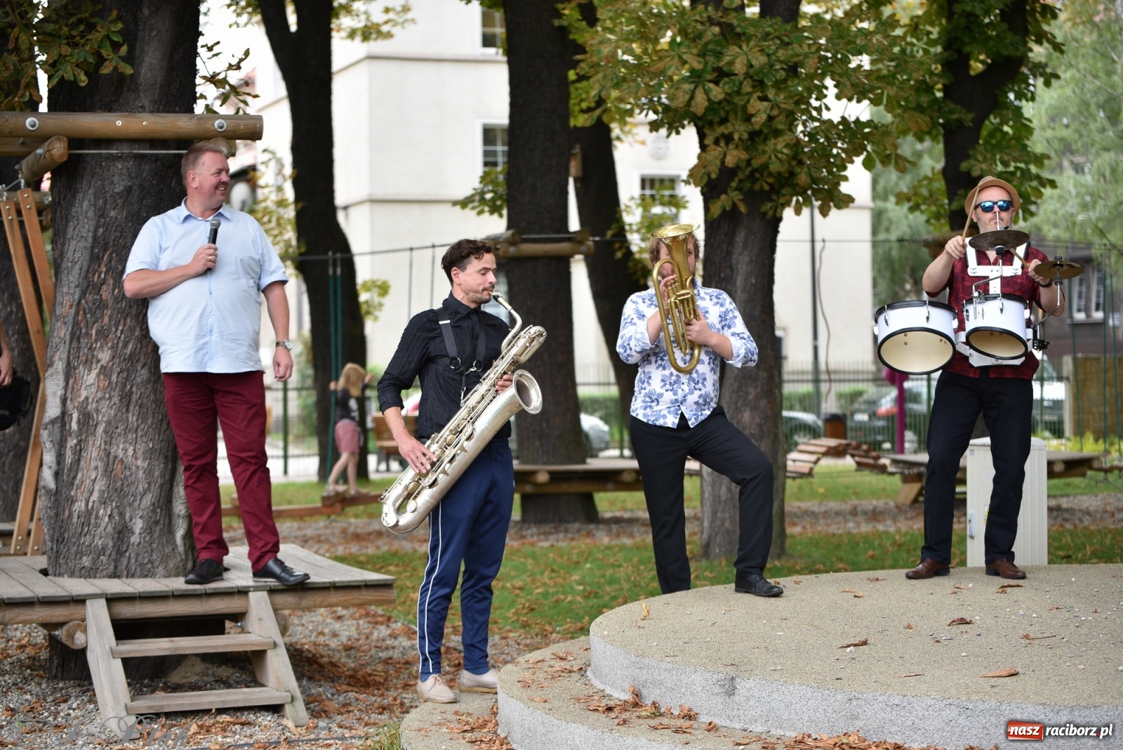 Zdjęcie w galerii na portalu naszraciborz.pl: Racibórz. Akcja artystyczna nieoczywista i Fanfara Awantura wiadomości z regionu