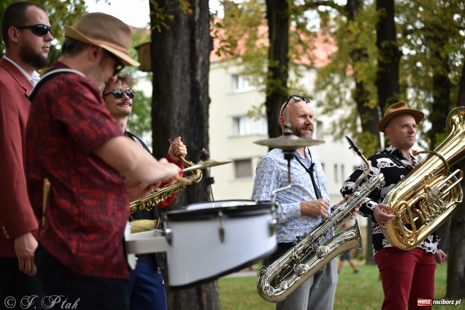 Zdjęcie w galerii na portalu naszraciborz.pl: Racibórz. Akcja artystyczna nieoczywista i Fanfara Awantura wiadomości z regionu