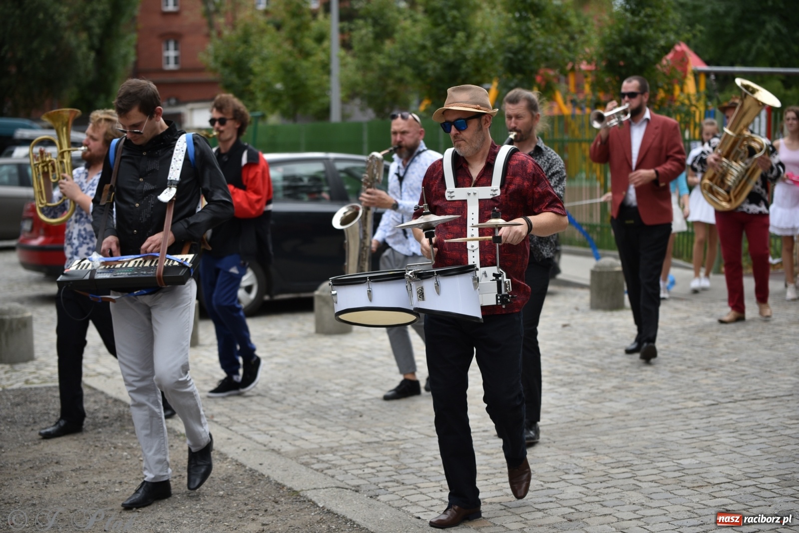 Zdjęcie w galerii na portalu naszraciborz.pl: Racibórz. Akcja artystyczna nieoczywista i Fanfara Awantura wiadomości z regionu