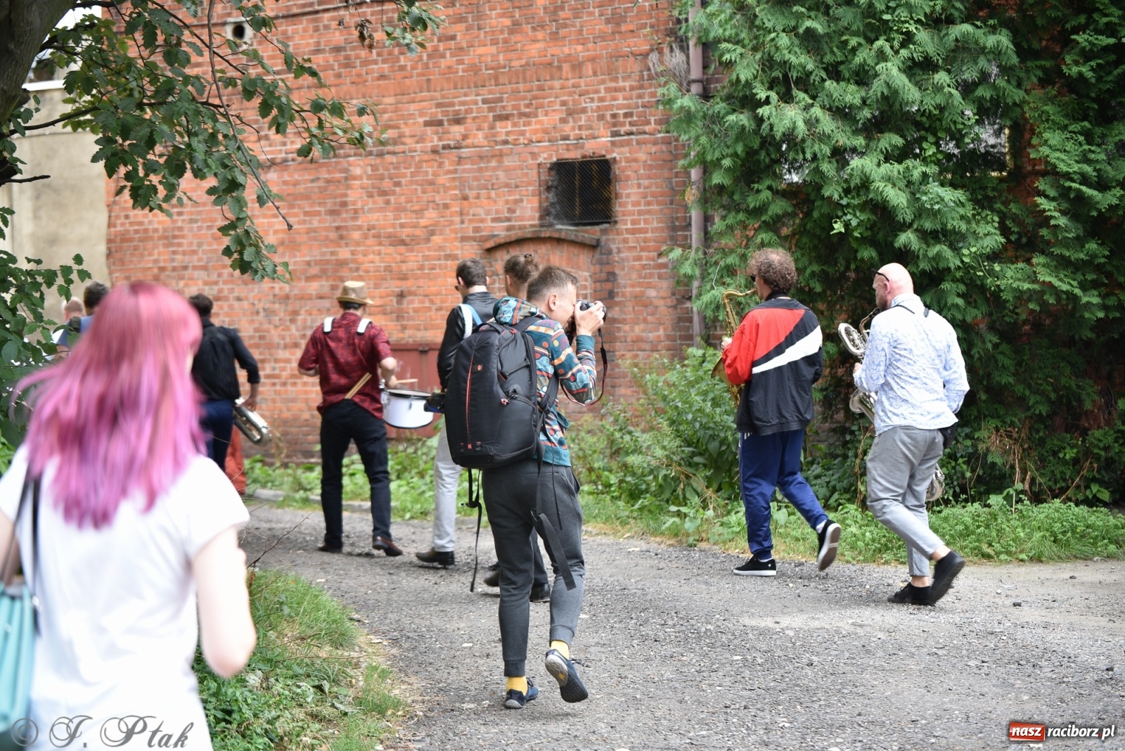 Zdjęcie w galerii na portalu naszraciborz.pl: Racibórz. Akcja artystyczna nieoczywista i Fanfara Awantura wiadomości z regionu