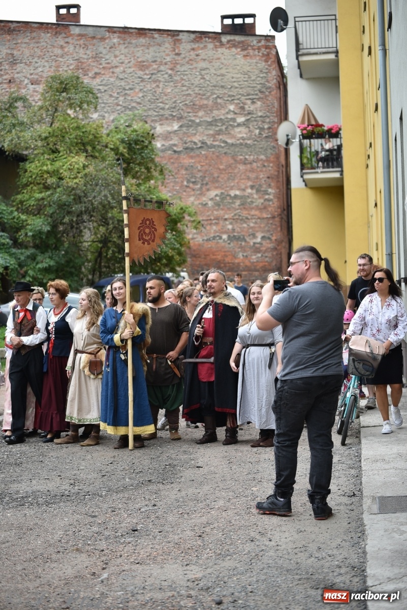 Zdjęcie w galerii na portalu naszraciborz.pl: Racibórz. Akcja artystyczna nieoczywista i Fanfara Awantura wiadomości z regionu