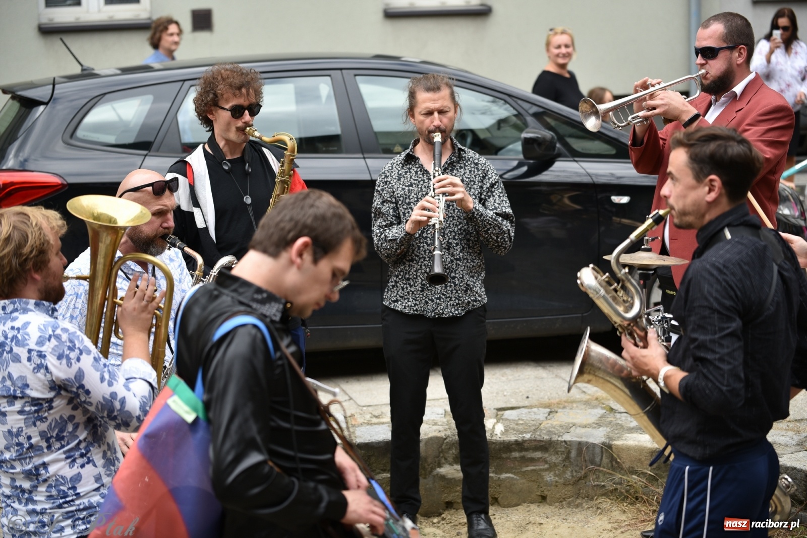 Zdjęcie w galerii na portalu naszraciborz.pl: Racibórz. Akcja artystyczna nieoczywista i Fanfara Awantura wiadomości z regionu