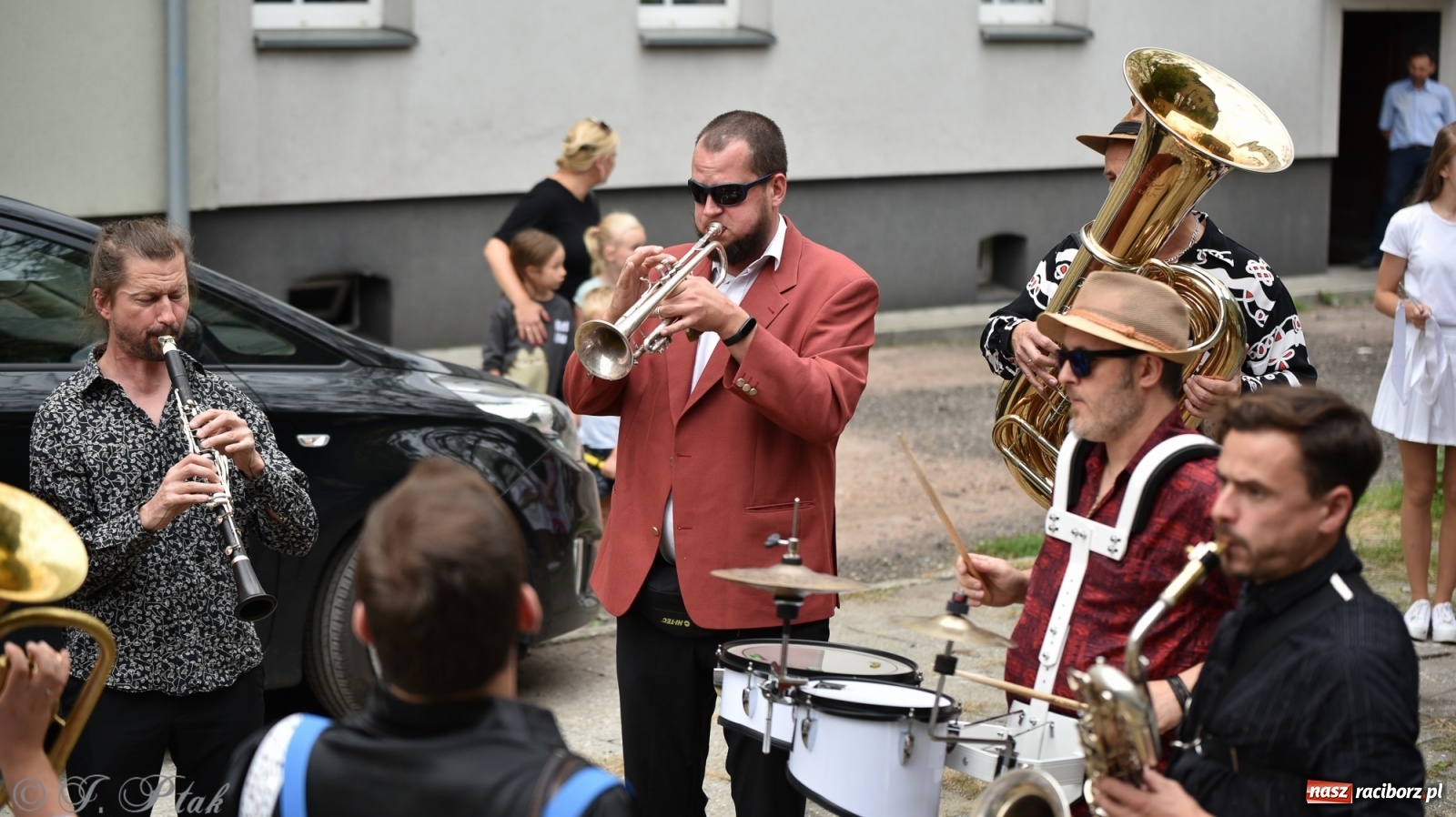 Zdjęcie w galerii na portalu naszraciborz.pl: Racibórz. Akcja artystyczna nieoczywista i Fanfara Awantura wiadomości z regionu