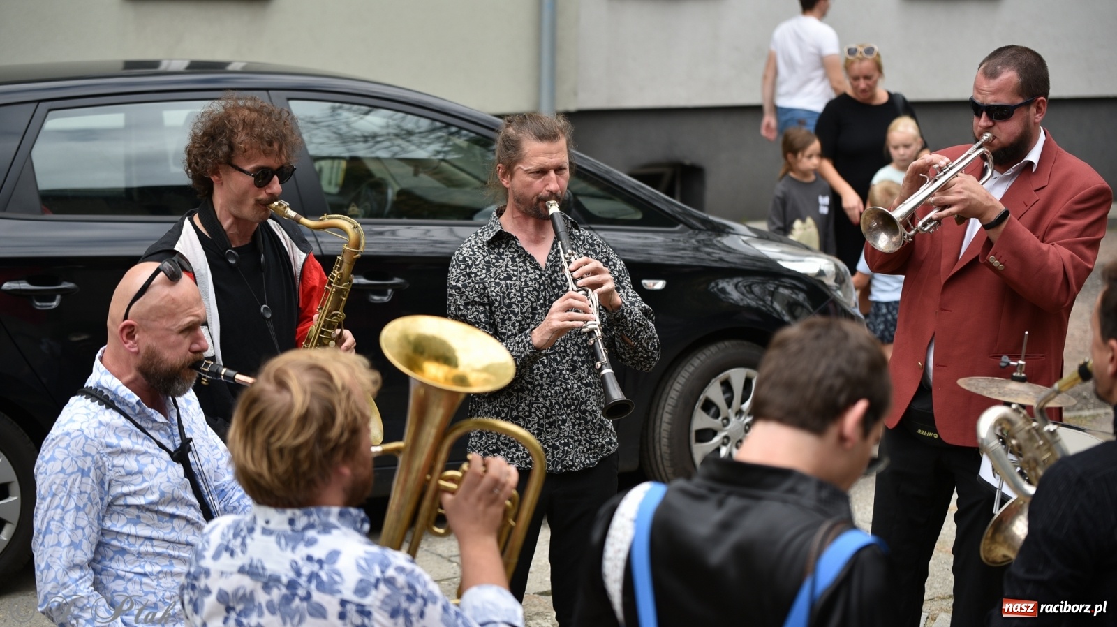 Zdjęcie w galerii na portalu naszraciborz.pl: Racibórz. Akcja artystyczna nieoczywista i Fanfara Awantura wiadomości z regionu