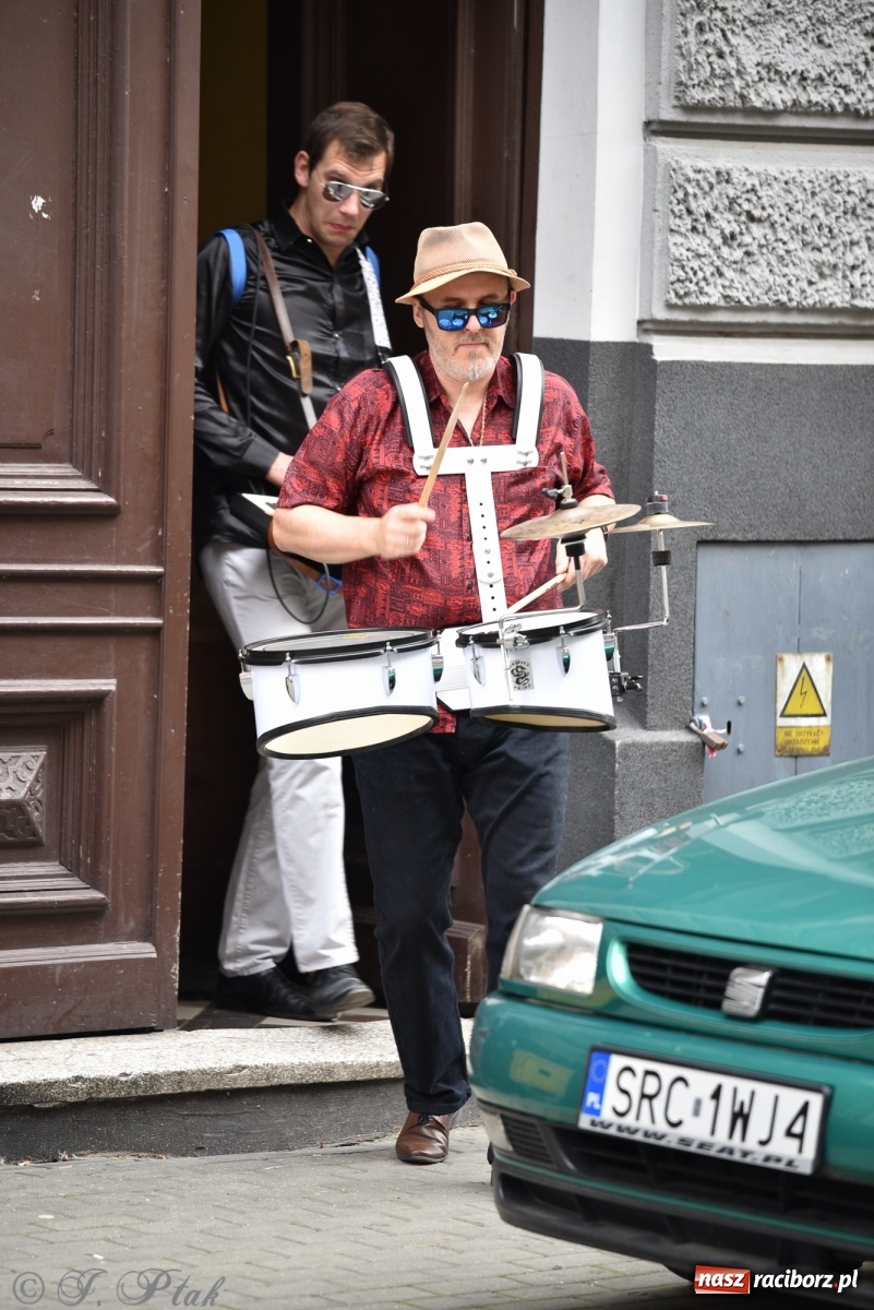 Zdjęcie w galerii na portalu naszraciborz.pl: Racibórz. Akcja artystyczna nieoczywista i Fanfara Awantura wiadomości z regionu