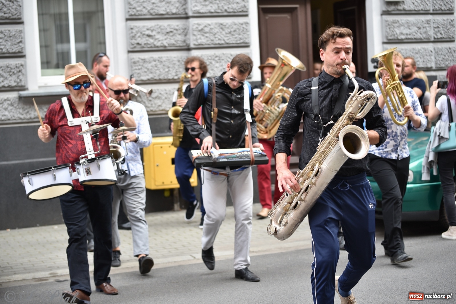 Zdjęcie w galerii na portalu naszraciborz.pl: Racibórz. Akcja artystyczna nieoczywista i Fanfara Awantura wiadomości z regionu