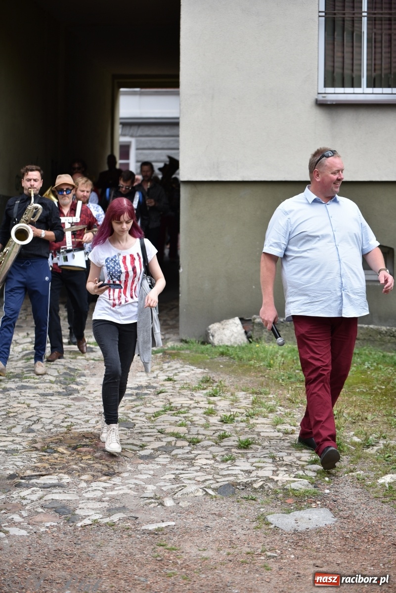 Zdjęcie w galerii na portalu naszraciborz.pl: Racibórz. Akcja artystyczna nieoczywista i Fanfara Awantura wiadomości z regionu