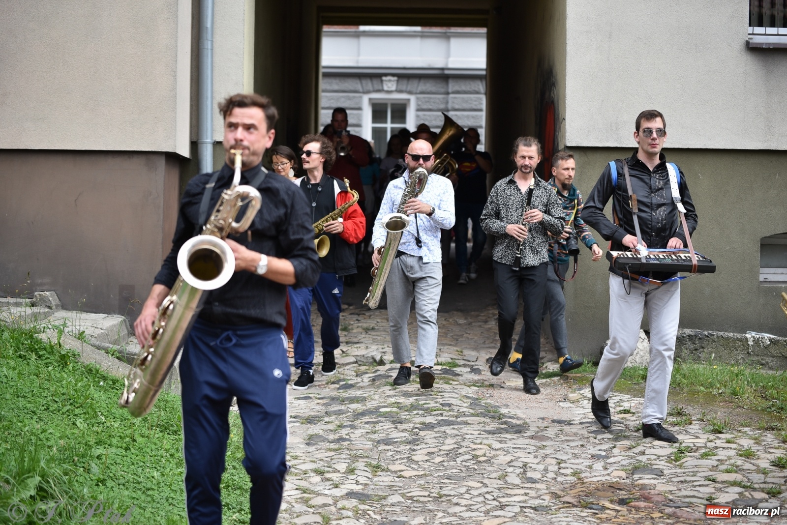 Zdjęcie w galerii na portalu naszraciborz.pl: Racibórz. Akcja artystyczna nieoczywista i Fanfara Awantura wiadomości z regionu