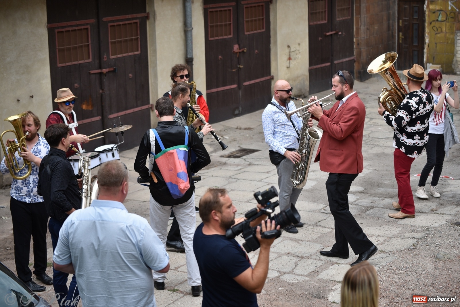 Zdjęcie w galerii na portalu naszraciborz.pl: Racibórz. Akcja artystyczna nieoczywista i Fanfara Awantura wiadomości z regionu