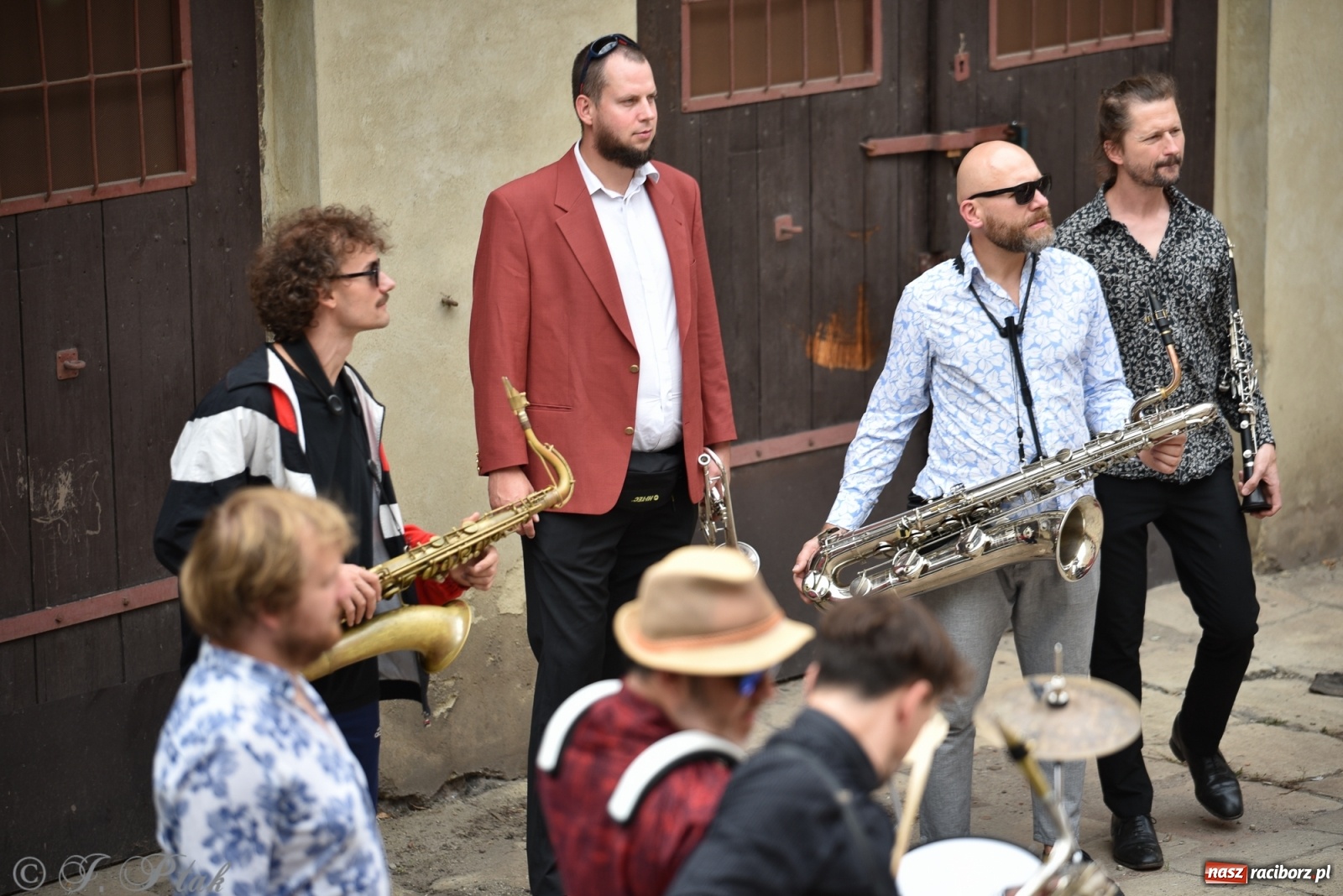 Zdjęcie w galerii na portalu naszraciborz.pl: Racibórz. Akcja artystyczna nieoczywista i Fanfara Awantura wiadomości z regionu