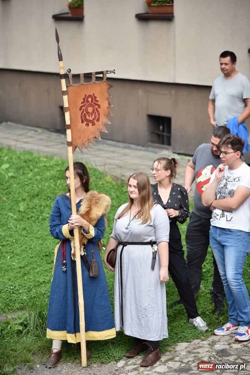 Zdjęcie w galerii na portalu naszraciborz.pl: Racibórz. Akcja artystyczna nieoczywista i Fanfara Awantura wiadomości z regionu