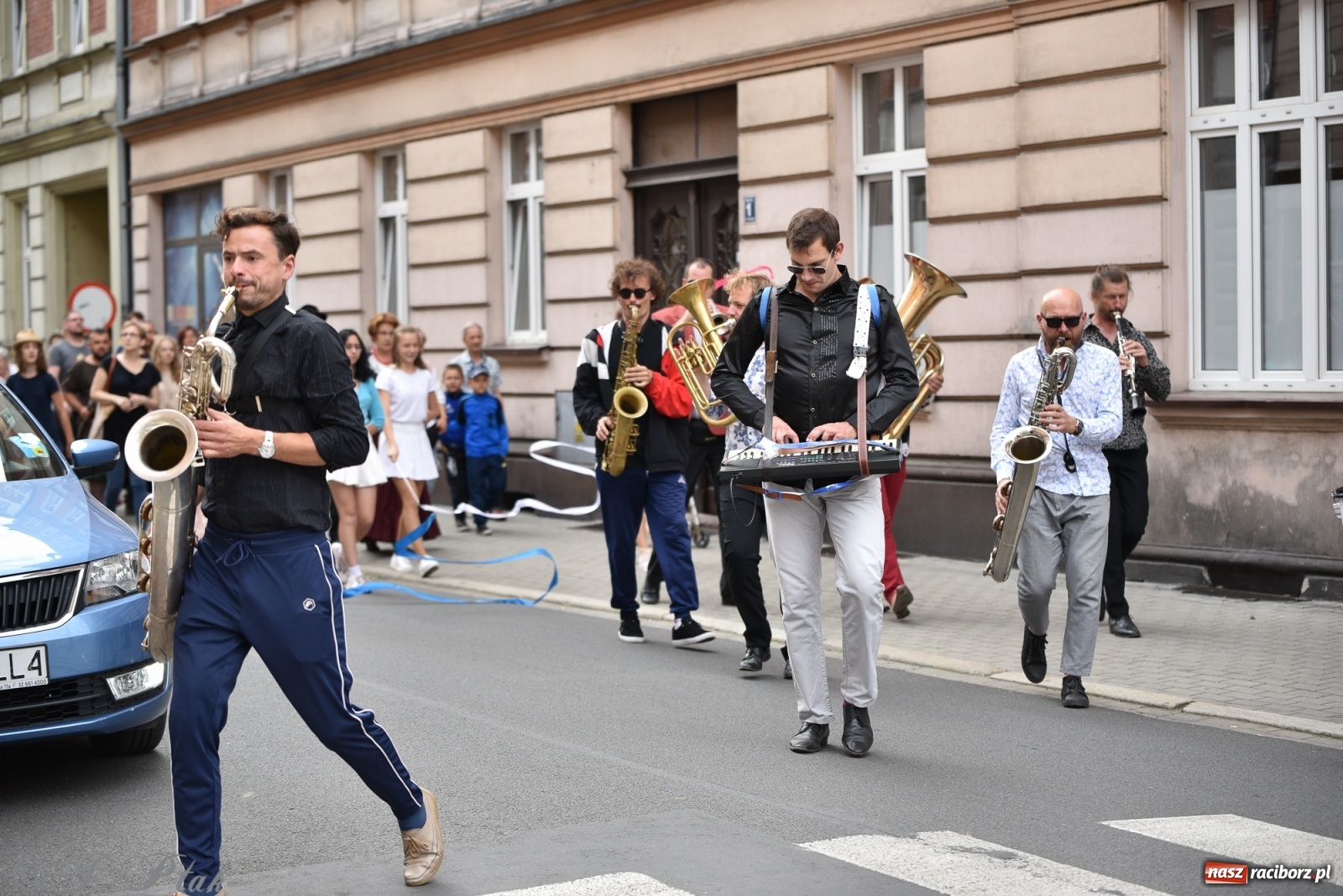 Zdjęcie w galerii na portalu naszraciborz.pl: Racibórz. Akcja artystyczna nieoczywista i Fanfara Awantura wiadomości z regionu