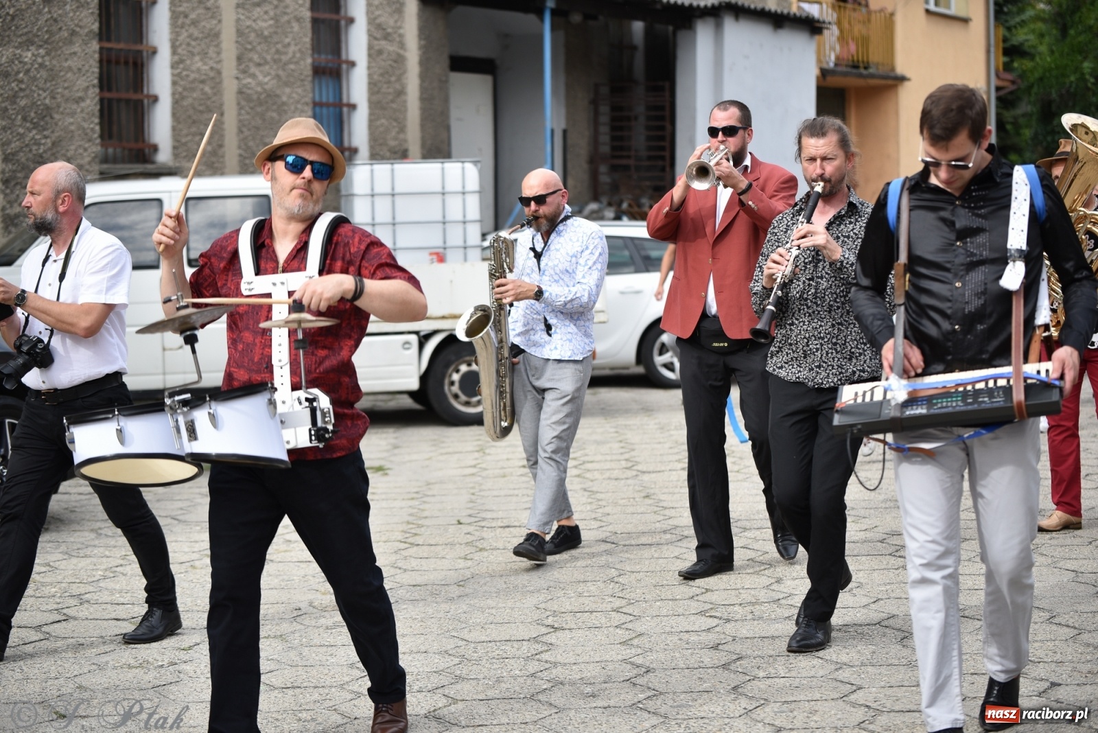 Zdjęcie w galerii na portalu naszraciborz.pl: Racibórz. Akcja artystyczna nieoczywista i Fanfara Awantura wiadomości z regionu