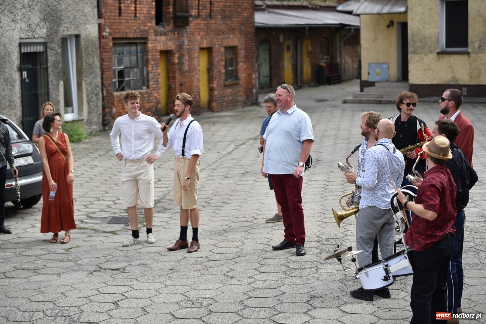 Zdjęcie w galerii na portalu naszraciborz.pl: Racibórz. Akcja artystyczna nieoczywista i Fanfara Awantura wiadomości z regionu
