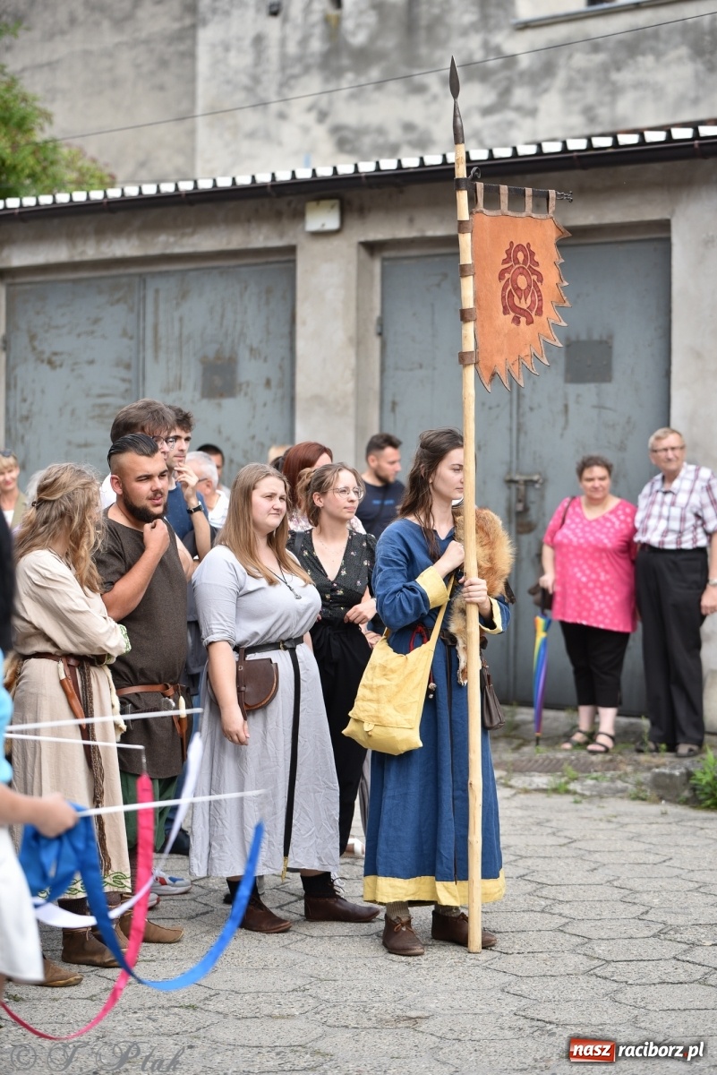 Zdjęcie w galerii na portalu naszraciborz.pl: Racibórz. Akcja artystyczna nieoczywista i Fanfara Awantura wiadomości z regionu