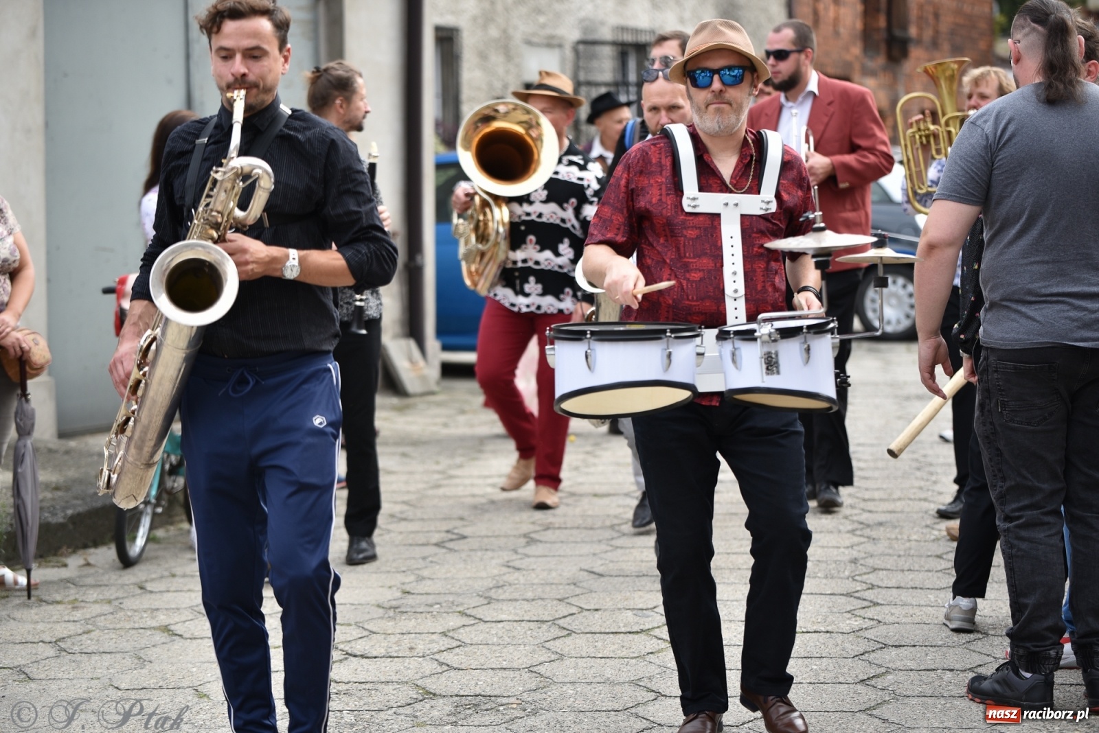 Zdjęcie w galerii na portalu naszraciborz.pl: Racibórz. Akcja artystyczna nieoczywista i Fanfara Awantura wiadomości z regionu