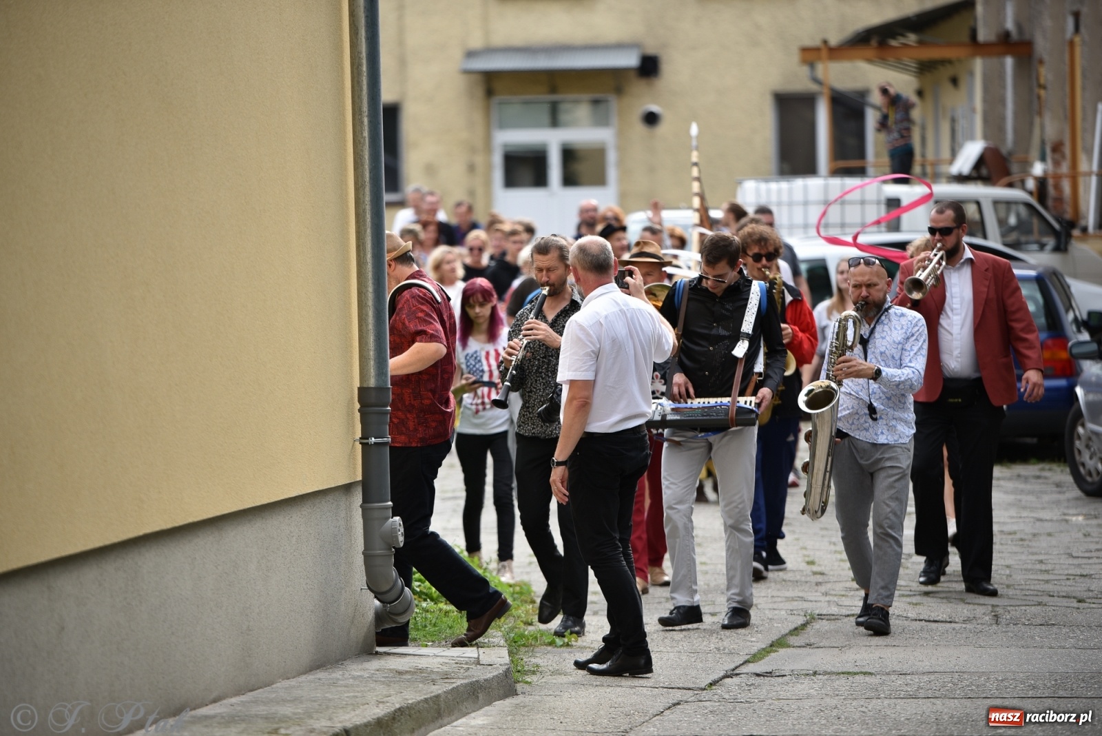 Zdjęcie w galerii na portalu naszraciborz.pl: Racibórz. Akcja artystyczna nieoczywista i Fanfara Awantura wiadomości z regionu