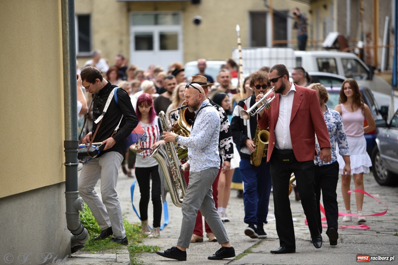 Zdjęcie w galerii na portalu naszraciborz.pl: Racibórz. Akcja artystyczna nieoczywista i Fanfara Awantura wiadomości z regionu
