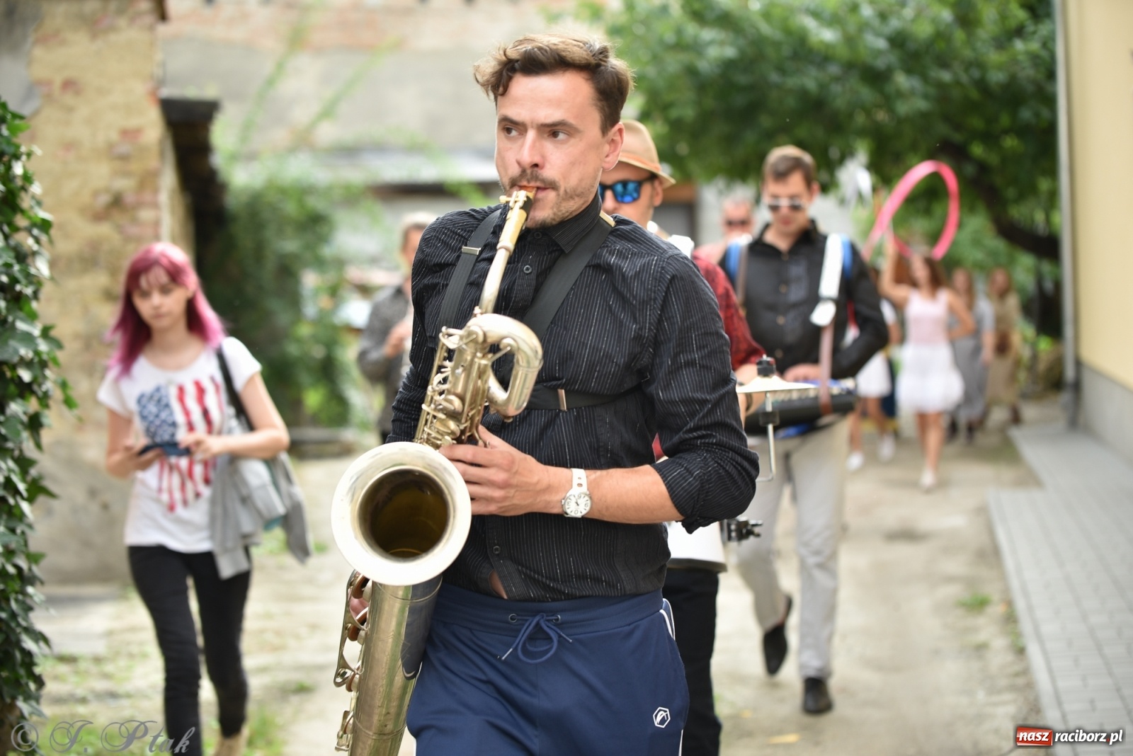 Zdjęcie w galerii na portalu naszraciborz.pl: Racibórz. Akcja artystyczna nieoczywista i Fanfara Awantura wiadomości z regionu