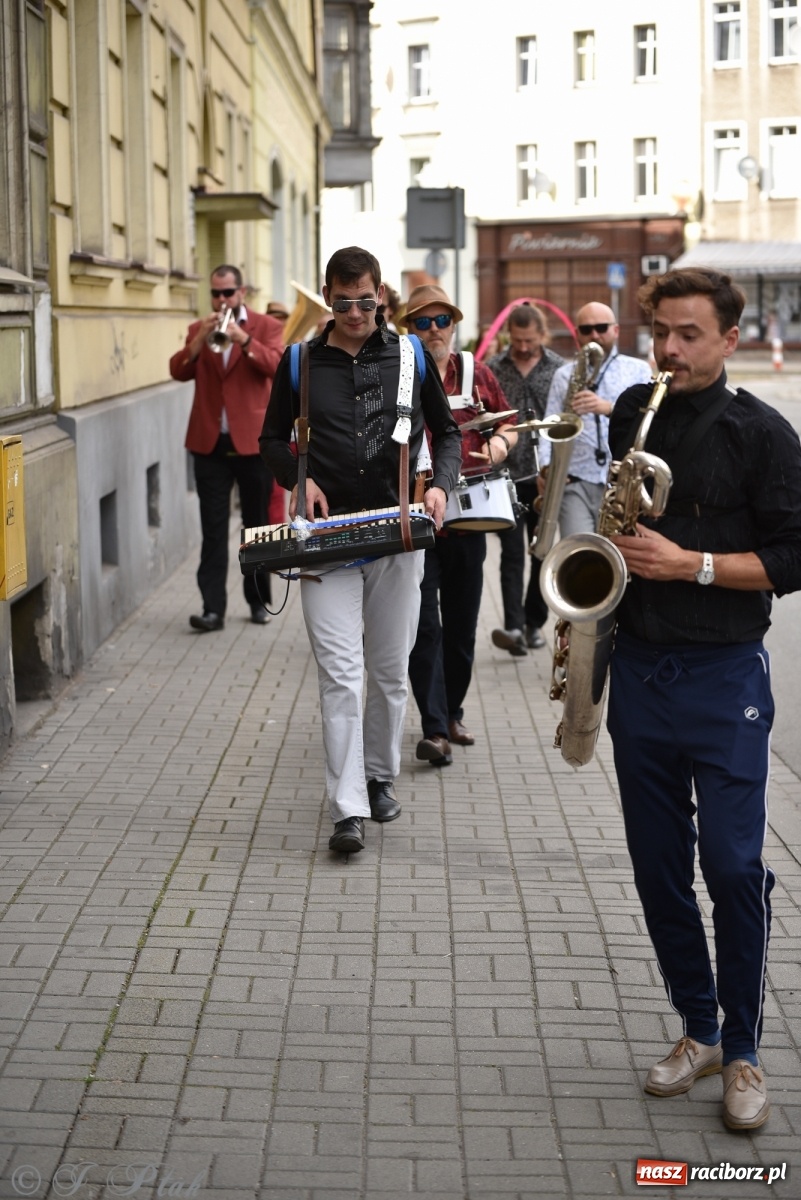 Zdjęcie w galerii na portalu naszraciborz.pl: Racibórz. Akcja artystyczna nieoczywista i Fanfara Awantura wiadomości z regionu