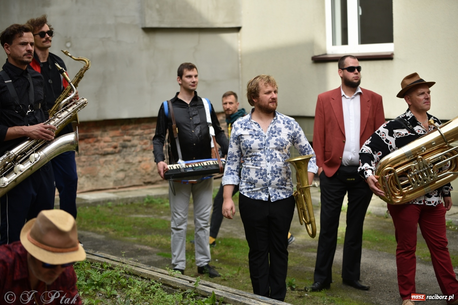 Zdjęcie w galerii na portalu naszraciborz.pl: Racibórz. Akcja artystyczna nieoczywista i Fanfara Awantura wiadomości z regionu