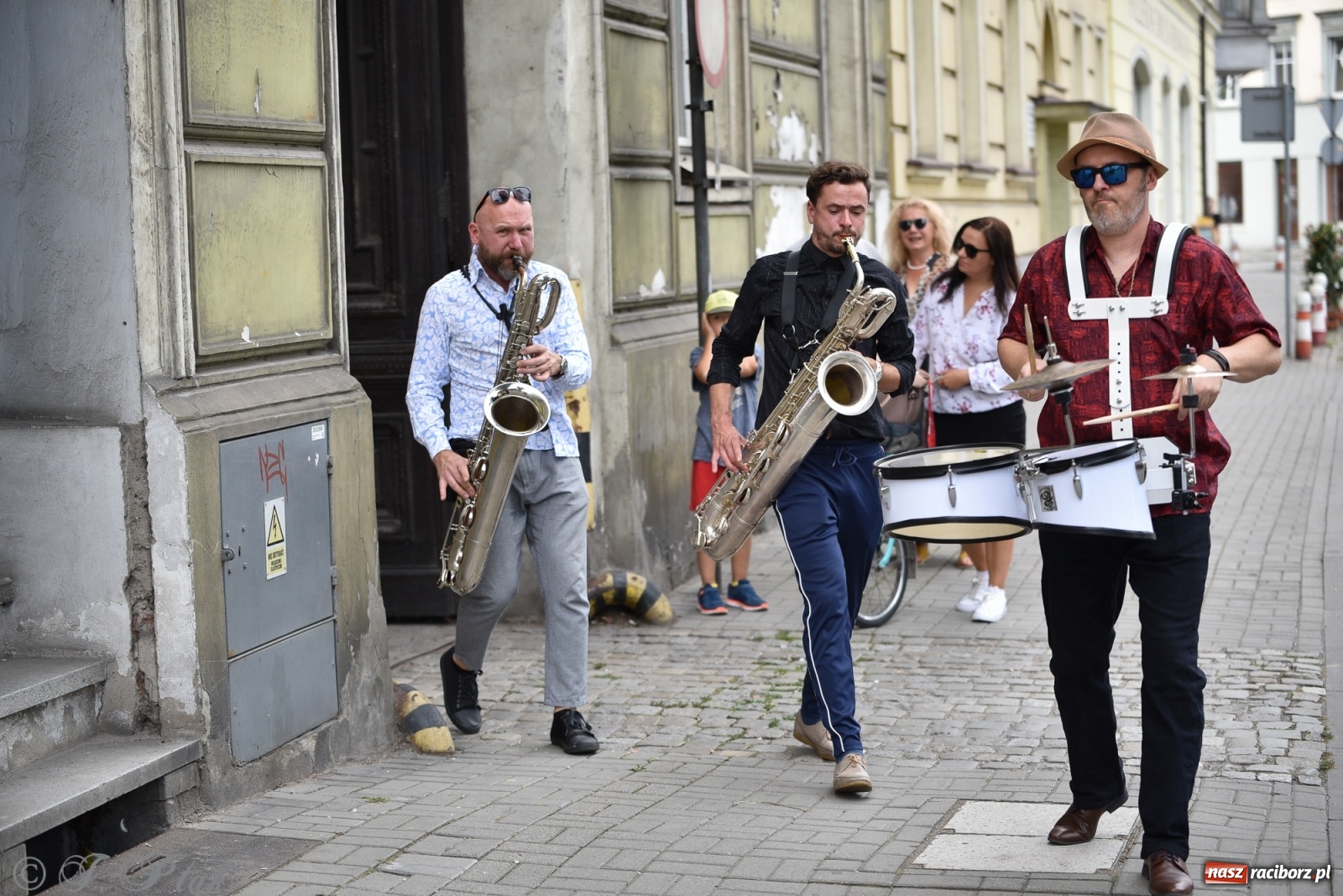 Zdjęcie w galerii na portalu naszraciborz.pl: Racibórz. Akcja artystyczna nieoczywista i Fanfara Awantura wiadomości z regionu