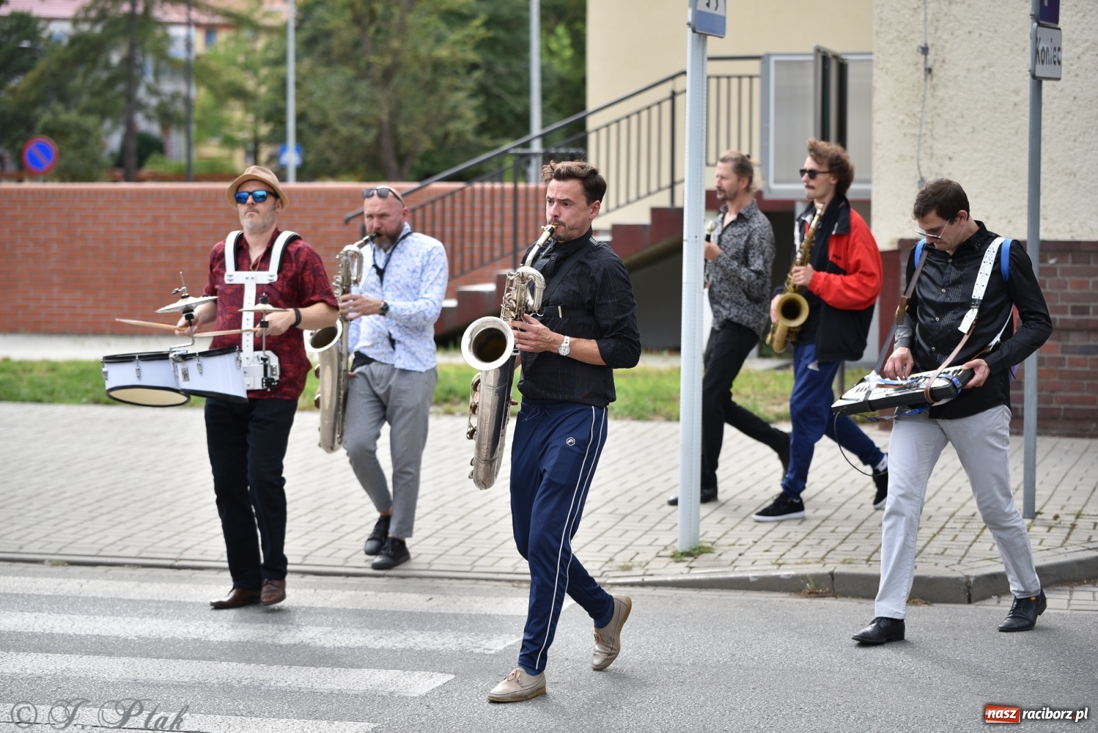 Zdjęcie w galerii na portalu naszraciborz.pl: Racibórz. Akcja artystyczna nieoczywista i Fanfara Awantura wiadomości z regionu