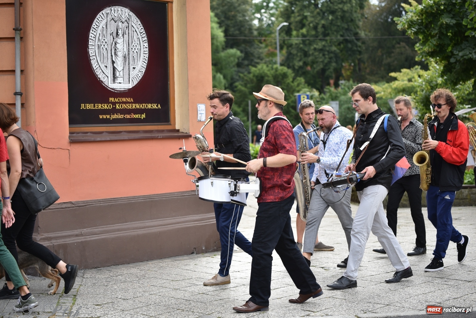 Zdjęcie w galerii na portalu naszraciborz.pl: Racibórz. Akcja artystyczna nieoczywista i Fanfara Awantura wiadomości z regionu