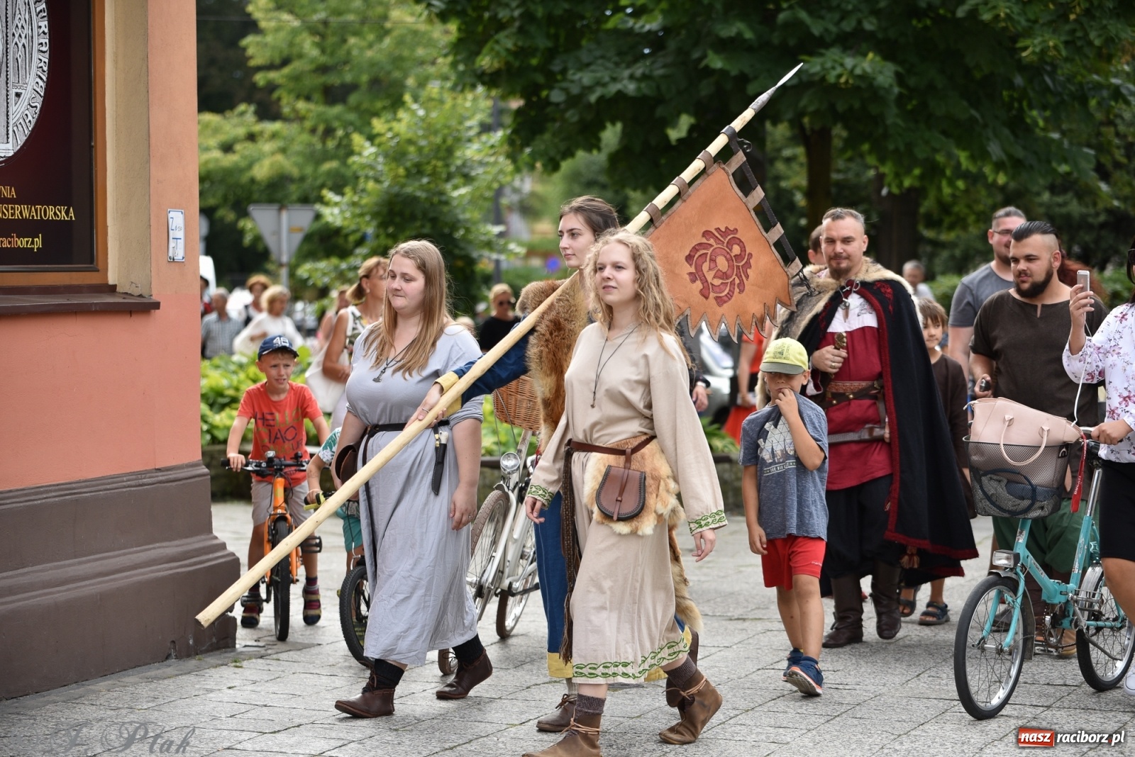 Zdjęcie w galerii na portalu naszraciborz.pl: Racibórz. Akcja artystyczna nieoczywista i Fanfara Awantura wiadomości z regionu