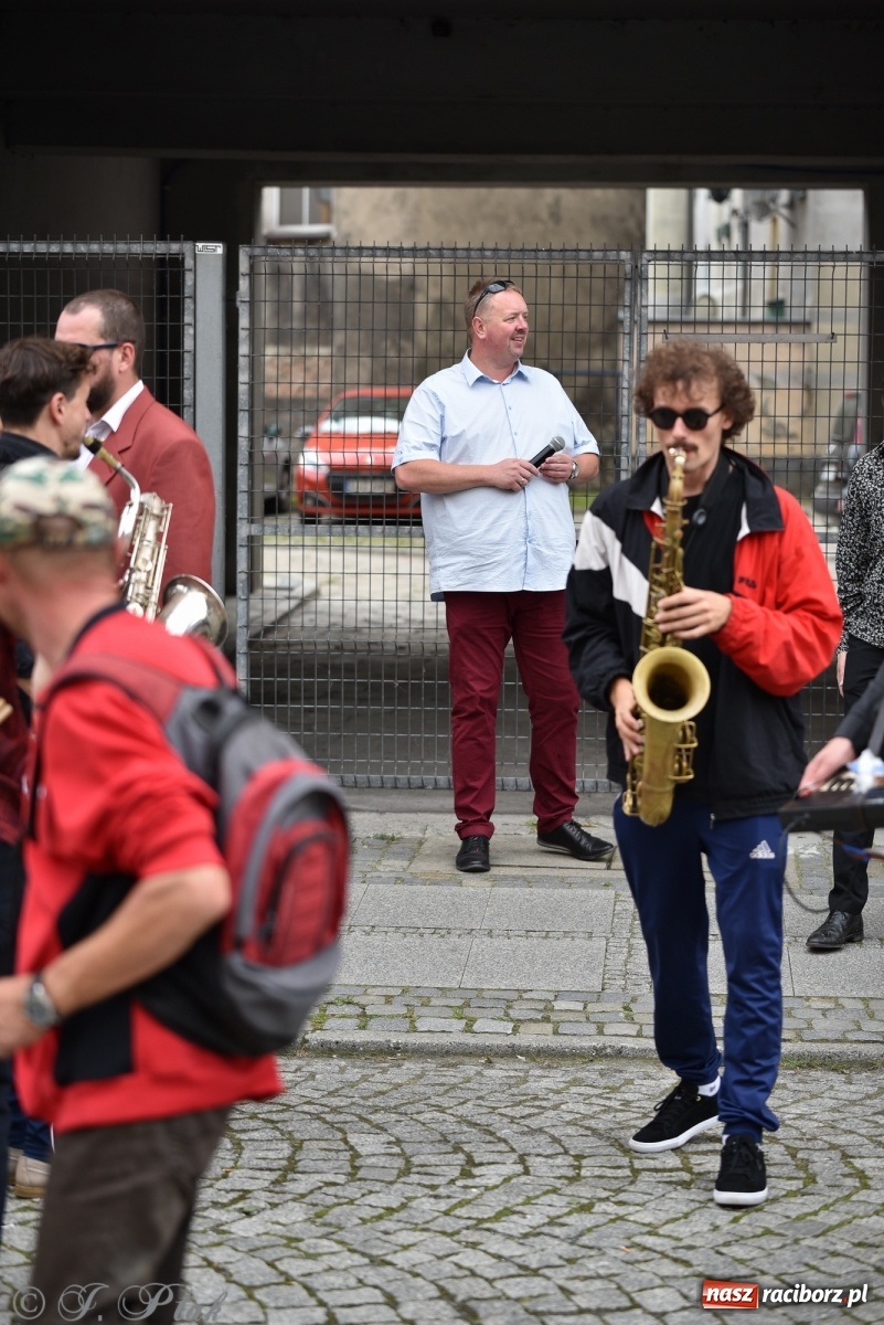 Zdjęcie w galerii na portalu naszraciborz.pl: Racibórz. Akcja artystyczna nieoczywista i Fanfara Awantura wiadomości z regionu