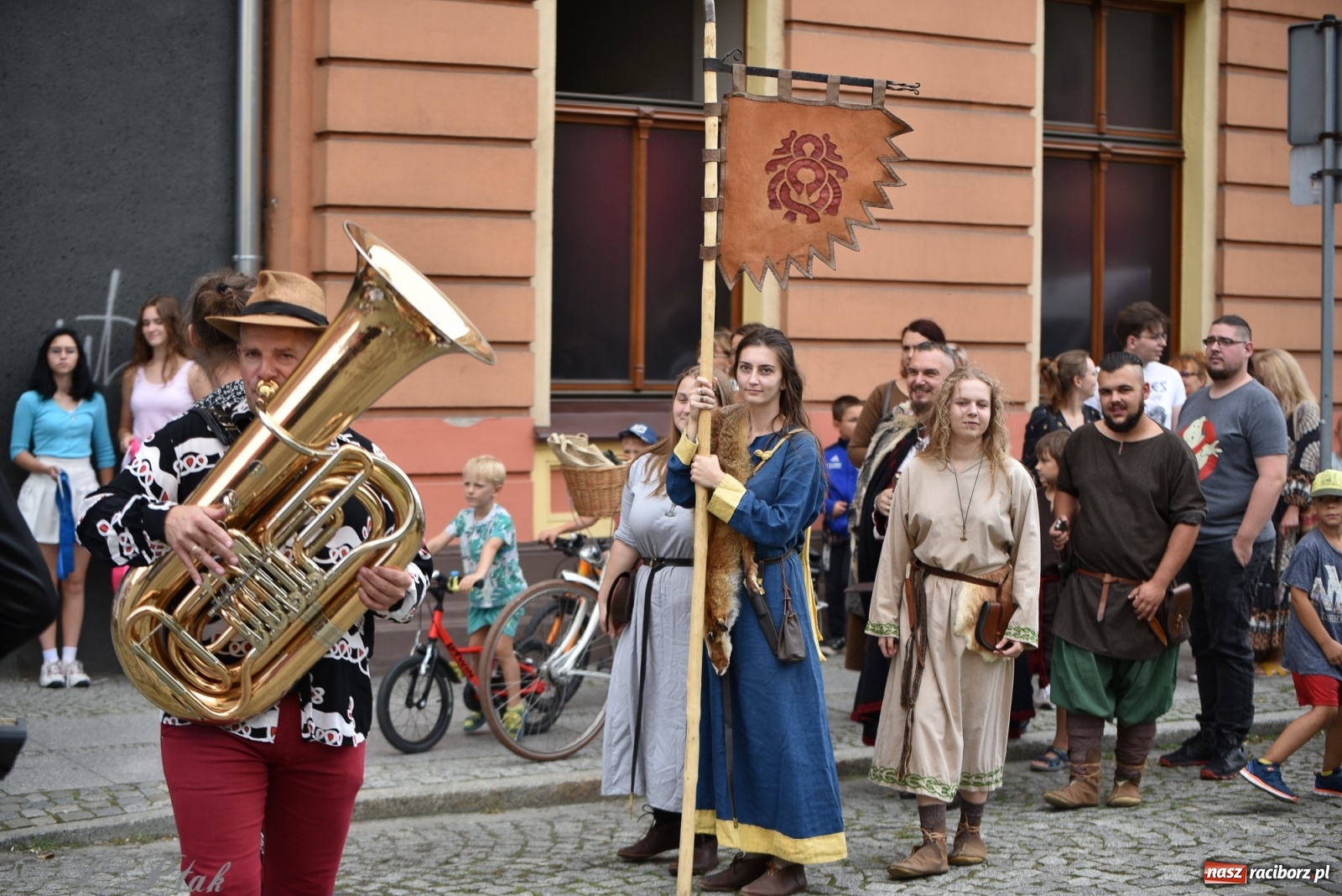 Zdjęcie w galerii na portalu naszraciborz.pl: Racibórz. Akcja artystyczna nieoczywista i Fanfara Awantura wiadomości z regionu