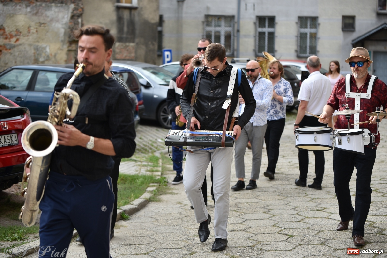 Zdjęcie w galerii na portalu naszraciborz.pl: Racibórz. Akcja artystyczna nieoczywista i Fanfara Awantura wiadomości z regionu