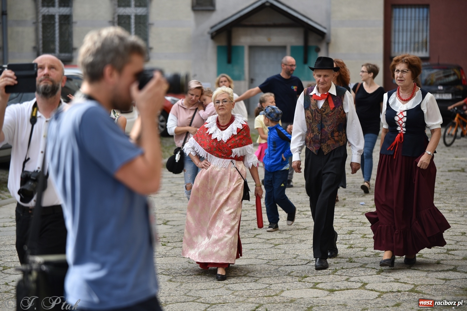Zdjęcie w galerii na portalu naszraciborz.pl: Racibórz. Akcja artystyczna nieoczywista i Fanfara Awantura wiadomości z regionu