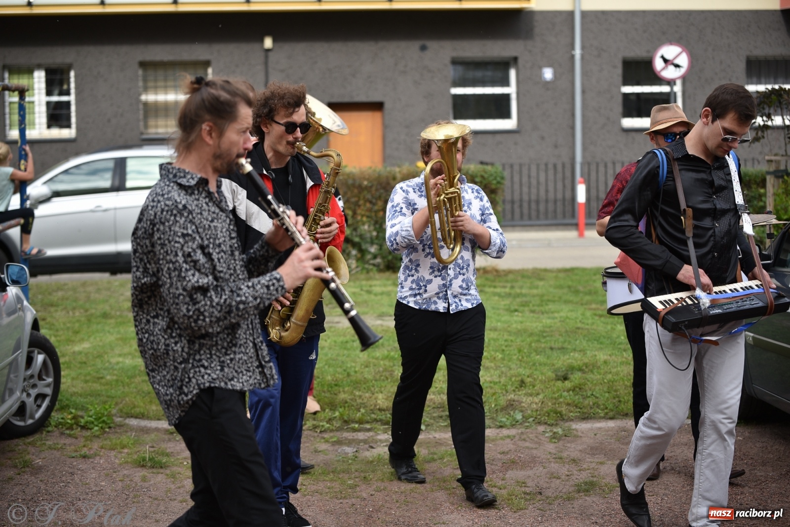 Zdjęcie w galerii na portalu naszraciborz.pl: Racibórz. Akcja artystyczna nieoczywista i Fanfara Awantura wiadomości z regionu