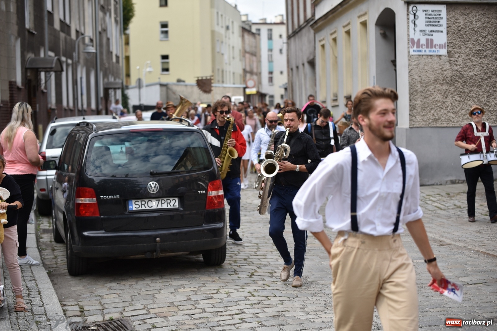 Zdjęcie w galerii na portalu naszraciborz.pl: Racibórz. Akcja artystyczna nieoczywista i Fanfara Awantura wiadomości z regionu