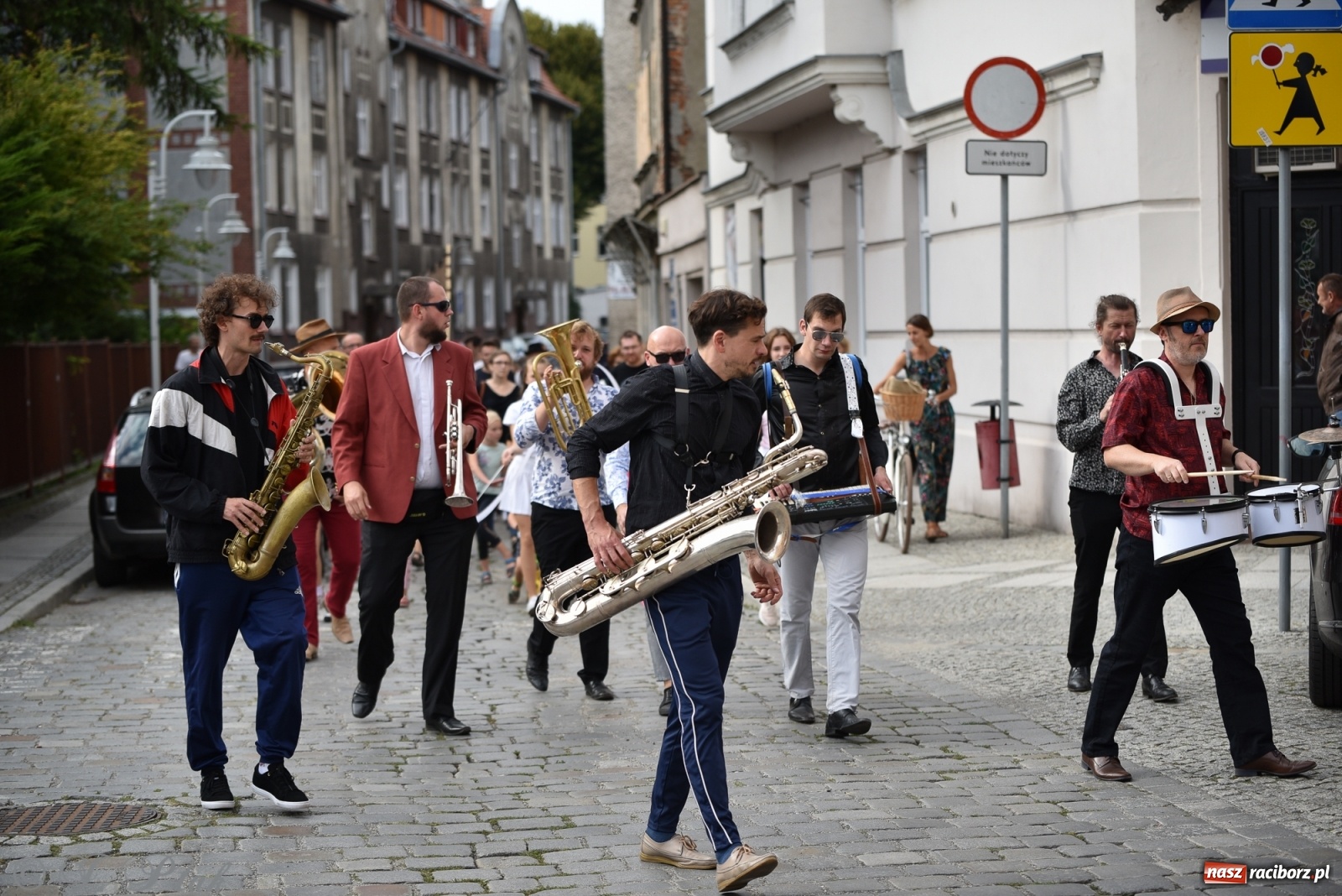 Zdjęcie w galerii na portalu naszraciborz.pl: Racibórz. Akcja artystyczna nieoczywista i Fanfara Awantura wiadomości z regionu