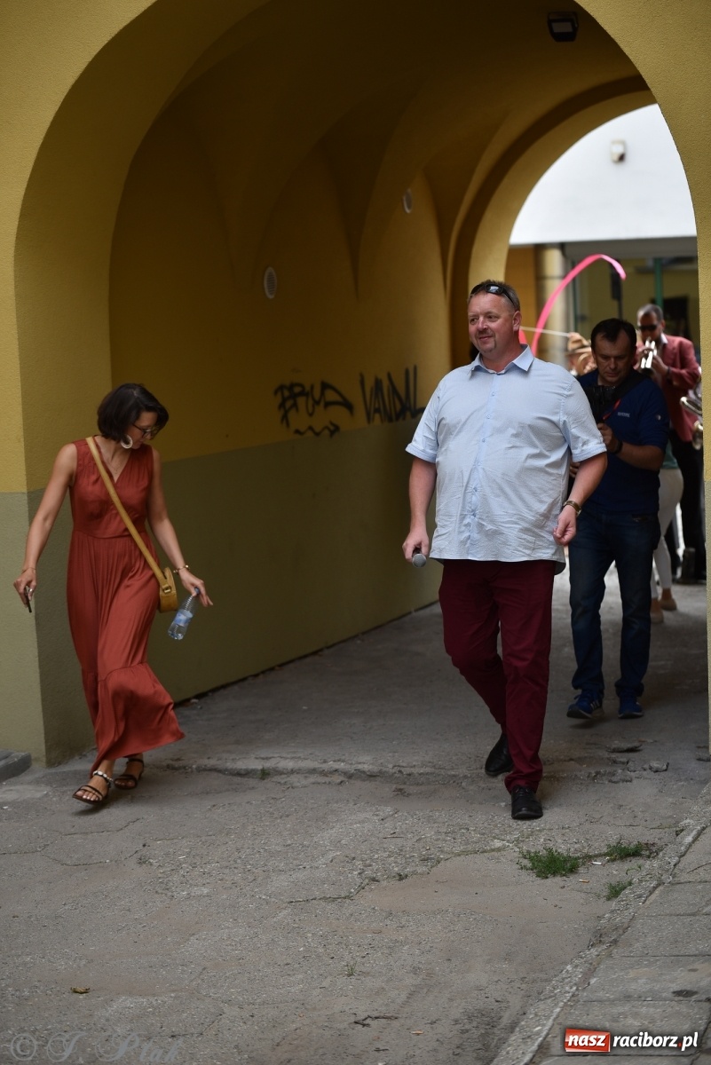 Zdjęcie w galerii na portalu naszraciborz.pl: Racibórz. Akcja artystyczna nieoczywista i Fanfara Awantura wiadomości z regionu