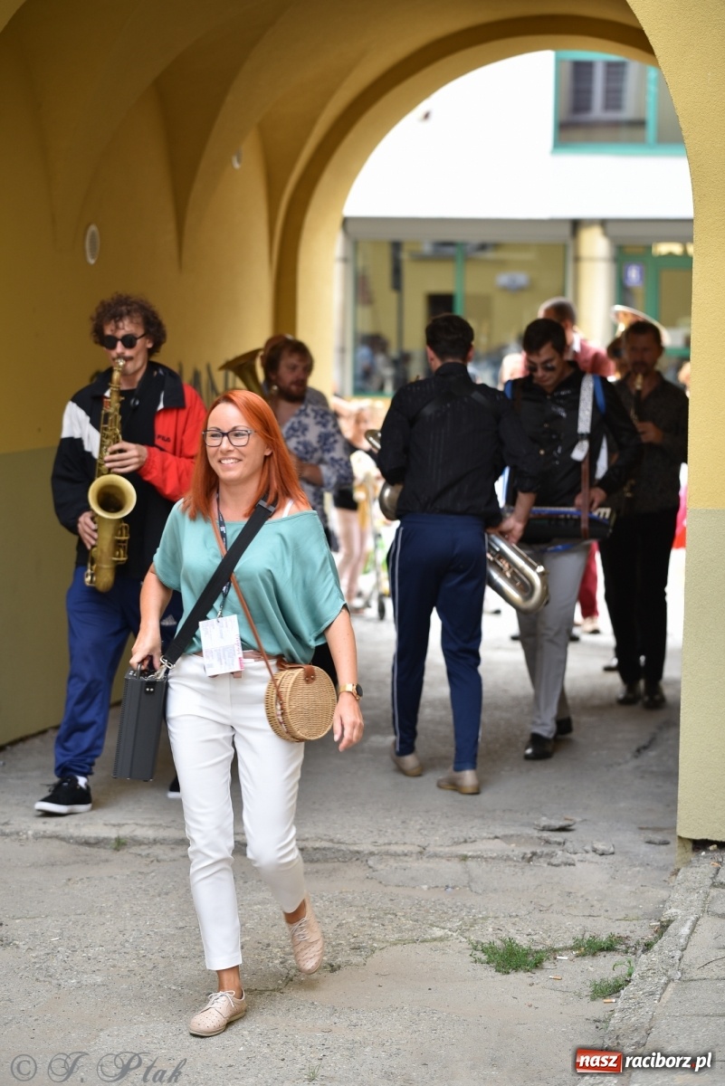 Zdjęcie w galerii na portalu naszraciborz.pl: Racibórz. Akcja artystyczna nieoczywista i Fanfara Awantura wiadomości z regionu