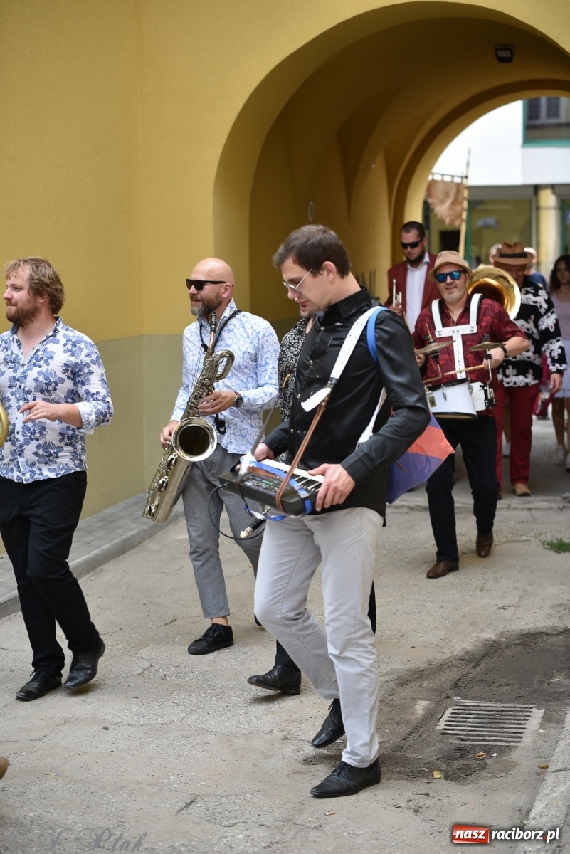 Zdjęcie w galerii na portalu naszraciborz.pl: Racibórz. Akcja artystyczna nieoczywista i Fanfara Awantura wiadomości z regionu