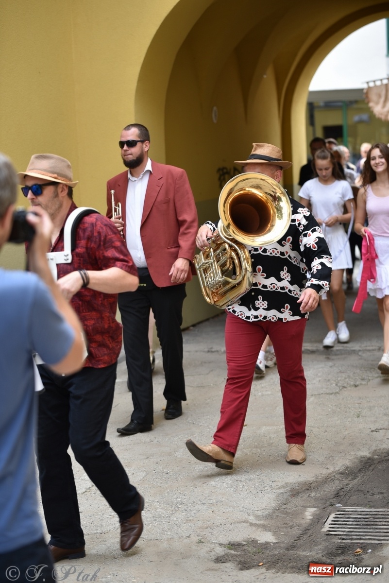 Zdjęcie w galerii na portalu naszraciborz.pl: Racibórz. Akcja artystyczna nieoczywista i Fanfara Awantura wiadomości z regionu
