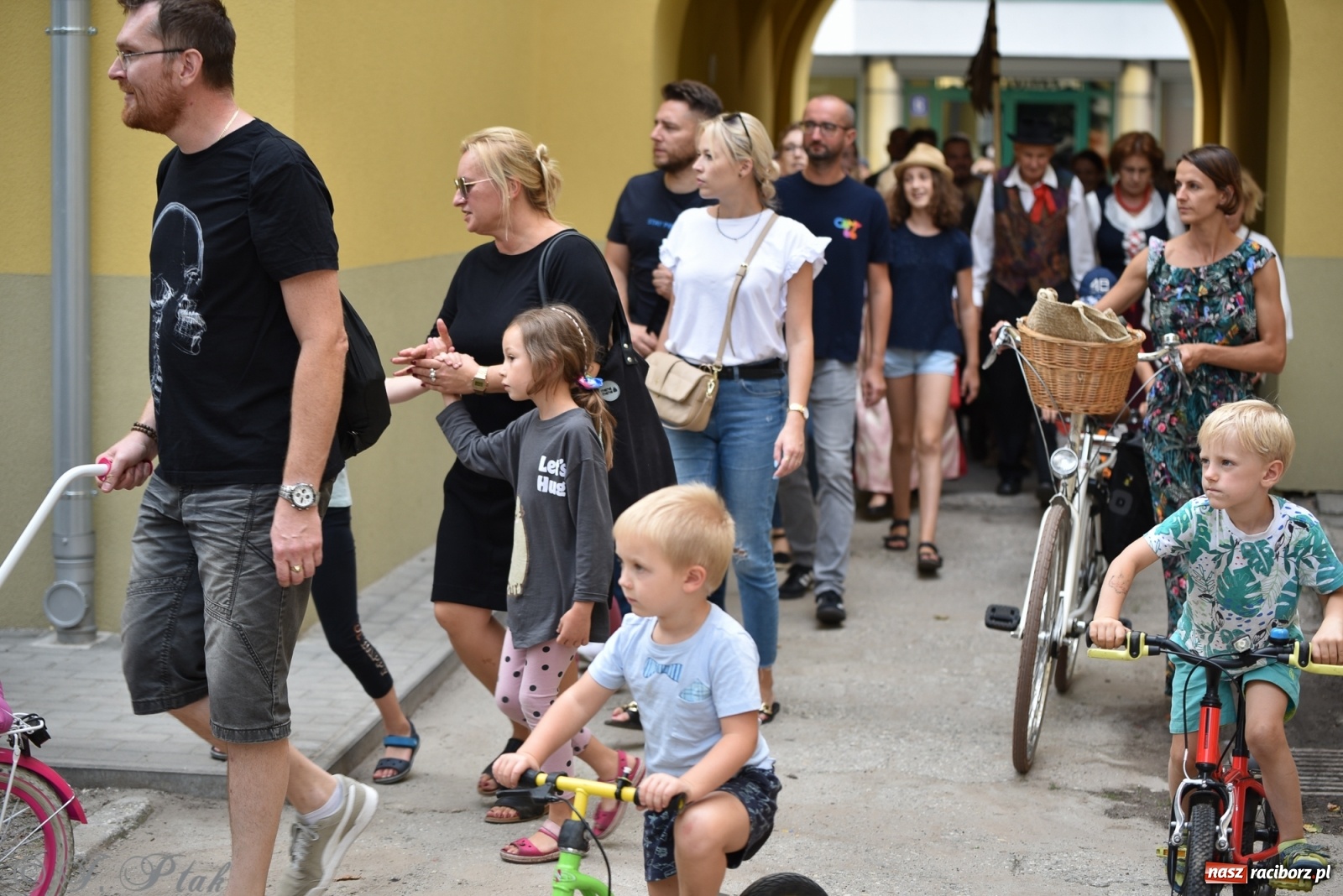 Zdjęcie w galerii na portalu naszraciborz.pl: Racibórz. Akcja artystyczna nieoczywista i Fanfara Awantura wiadomości z regionu