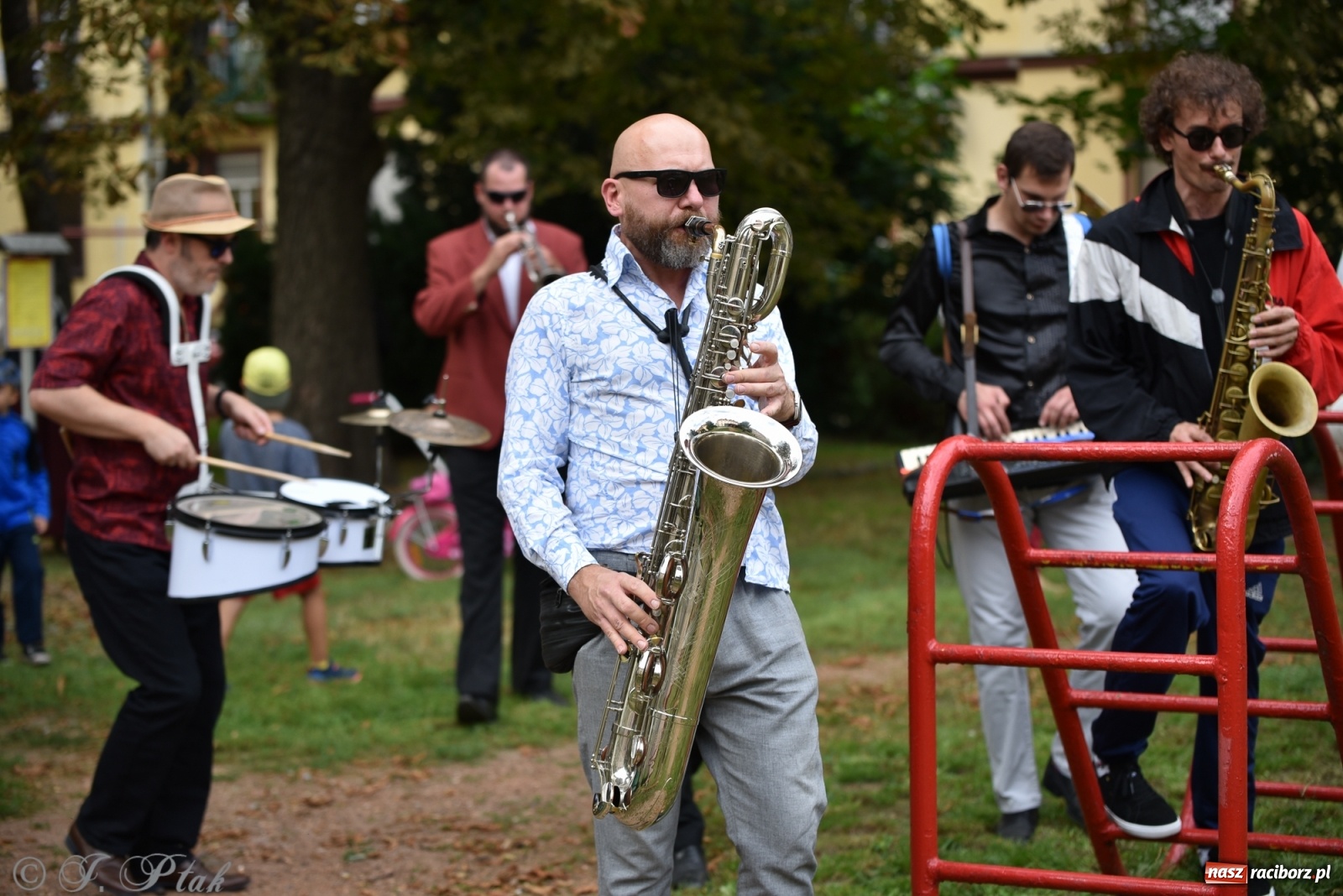 Zdjęcie w galerii na portalu naszraciborz.pl: Racibórz. Akcja artystyczna nieoczywista i Fanfara Awantura wiadomości z regionu