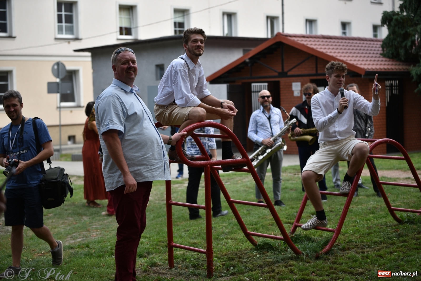 Zdjęcie w galerii na portalu naszraciborz.pl: Racibórz. Akcja artystyczna nieoczywista i Fanfara Awantura wiadomości z regionu