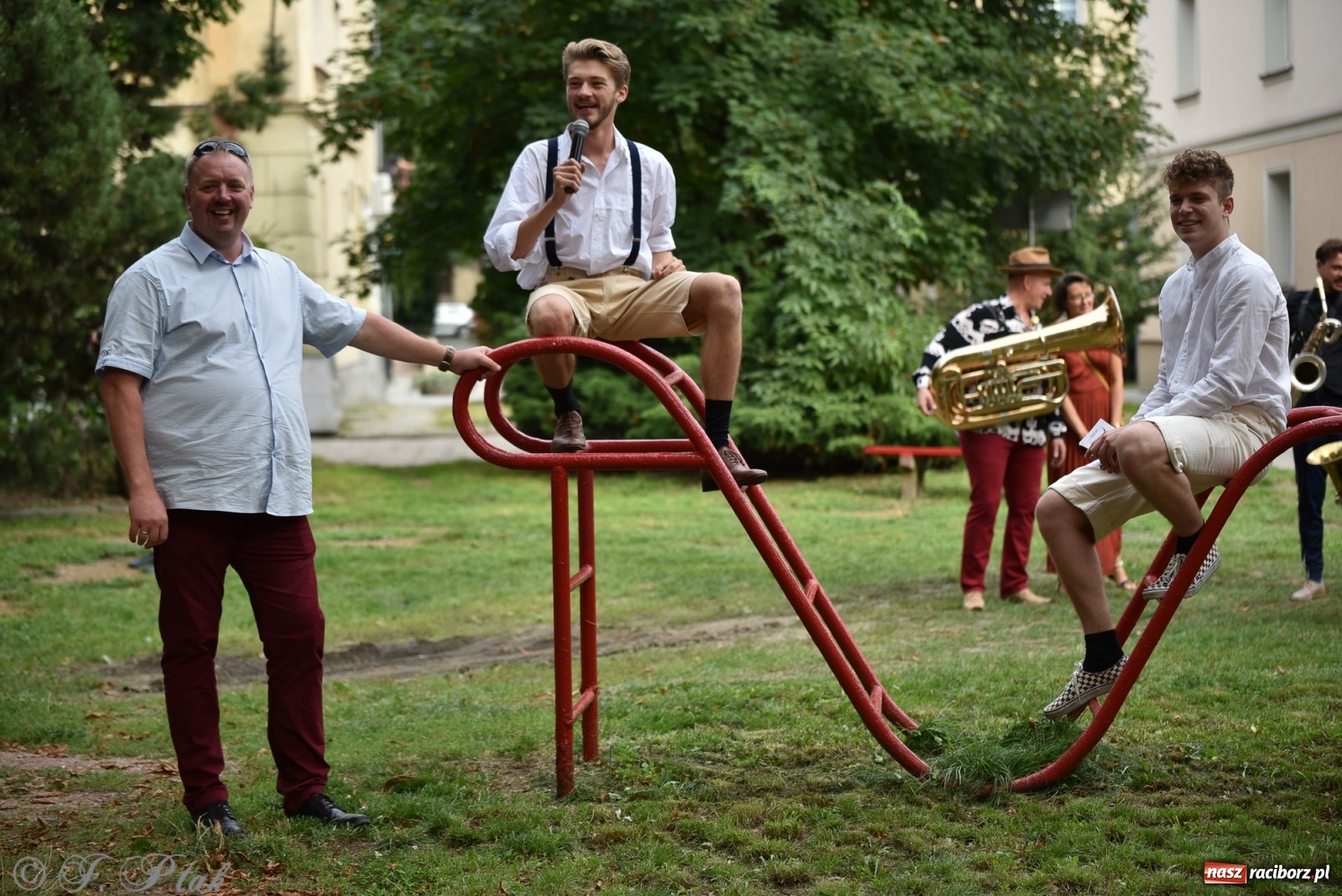 Zdjęcie w galerii na portalu naszraciborz.pl: Racibórz. Akcja artystyczna nieoczywista i Fanfara Awantura wiadomości z regionu