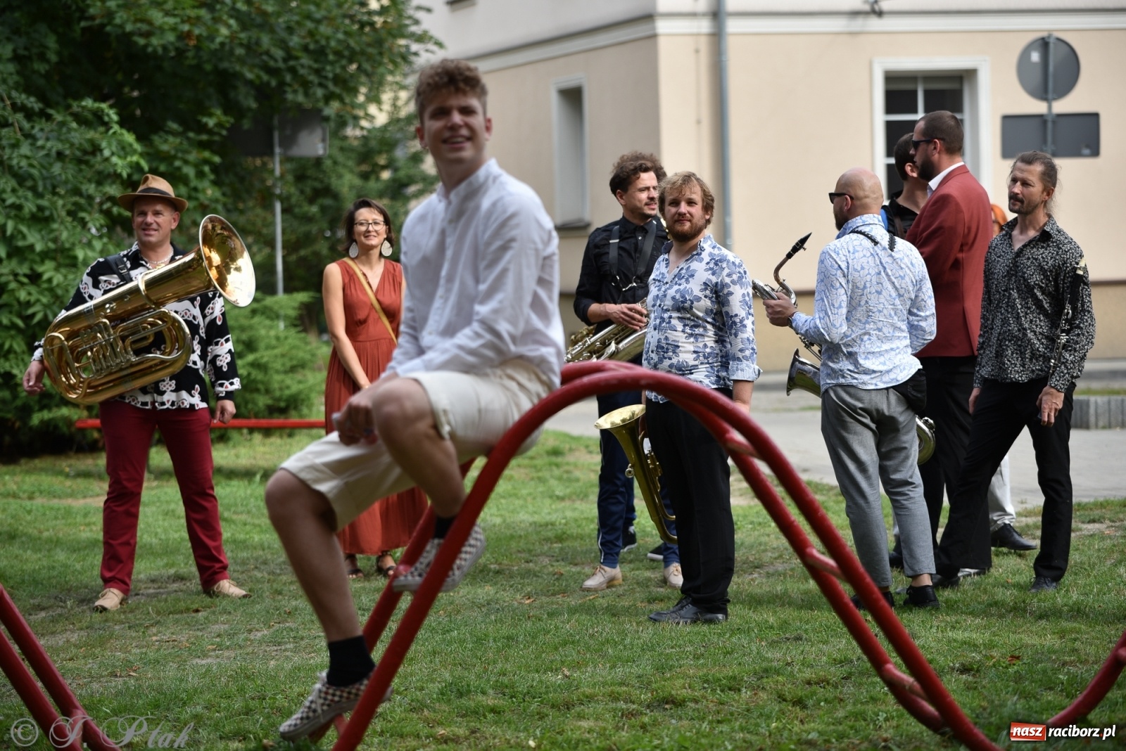 Zdjęcie w galerii na portalu naszraciborz.pl: Racibórz. Akcja artystyczna nieoczywista i Fanfara Awantura wiadomości z regionu